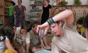 Le gagnant du concours de photographies, Magomed, prend des clichés de la réalité quotidienne que rencontrent les enfants tchétchènes. Photo : EC/ECHO/Daniela Cavini